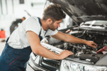 ورشة سمكرة سيارات